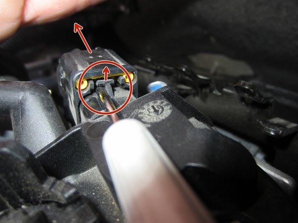 Insérer un petit tournevis plat pour déverrouiller le connecteur électrique et le déconnecter