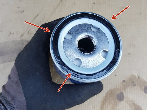 Enduisez le joint du filtre neuf d'un peu d'huile neuve.