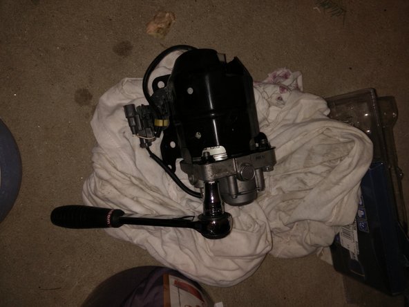 Dévisser les 2 vis qui maintiennent le filtre à son support