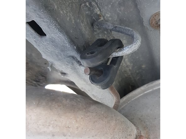 Retirez le silentbloc en tirant dessus. Faites ceci pour les 2 silentblocs