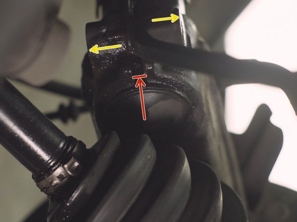 Faire levier entre les deux parties pour écarter la fente et libérer l'amortisseur