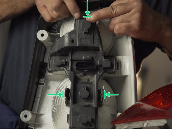 Appuyer fermement au niveau des languettes pour verrouiller la platine