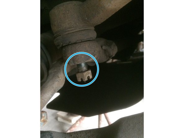 dévissez l'écrou avec une clef de 17