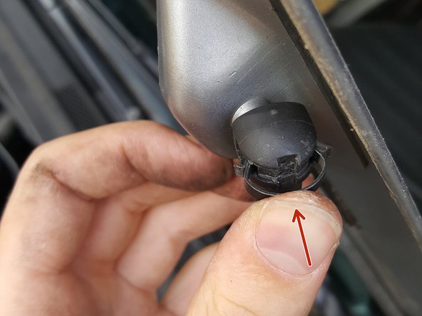 Appuyer sur le clips avec le pouce pour le fixer