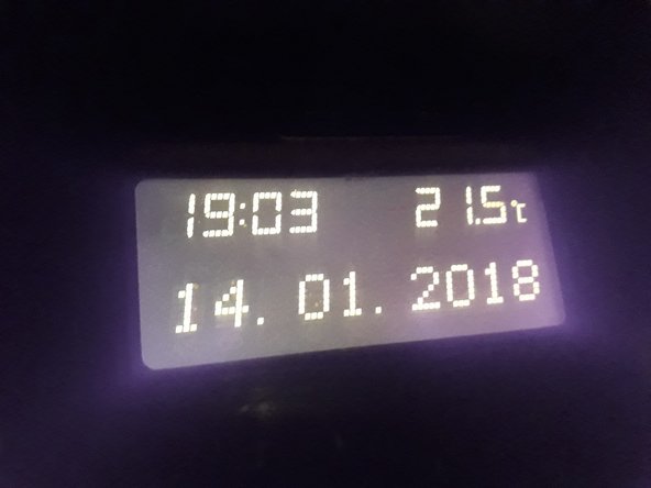 Appuyer 3 secondes sur le bouton de gauche  pour passer sur le mois ensuite l'année, l'heure et les minutes.