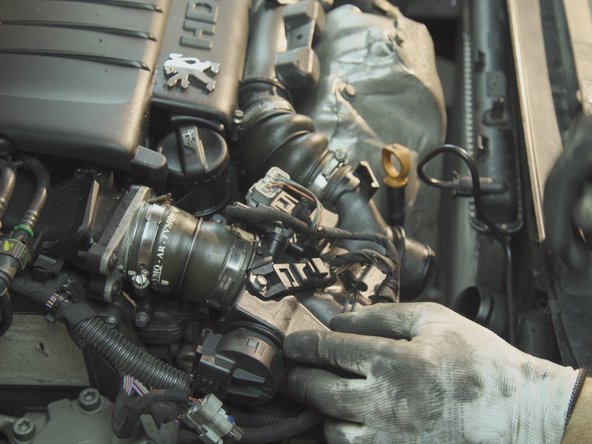 Débrancher les connecteurs branchés au boitier papillon en poussant dessus