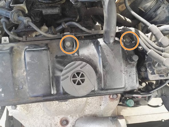 Débranchez les fils de bougies et déposer la rampe d'attache de fils de bougies