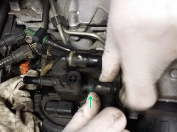 
Press the green or white rings and pull at the same time
