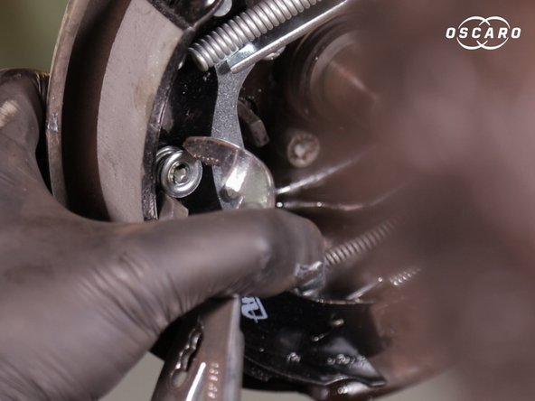 Placer la rondelle et la bloquer en tournant à l'aide d'une pince multiprise