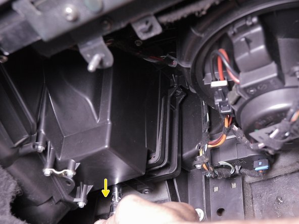 Retirer les 2 vis restantes