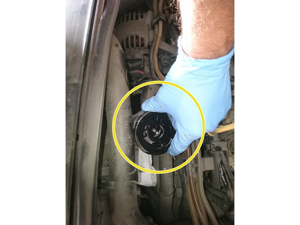 Extraire le filtre en maintenant le coté ouvert vers le haut.