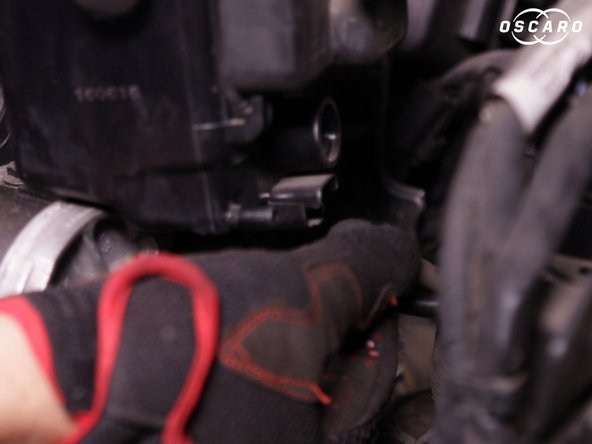 Retirer le tuyau de vidange du filtre à carburant