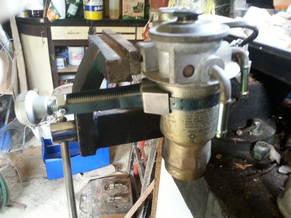 mettre le support de filtre dans l’étau et desserrer le filtre avec une clé à filtre