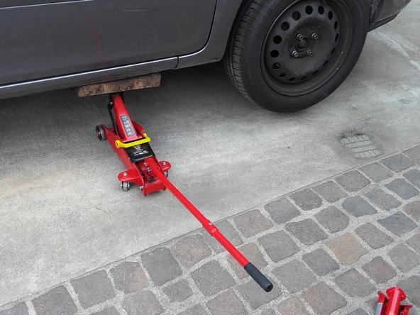 Lever le véhicule à l'aide d'un cric à l'endroit prévu à cet effet.