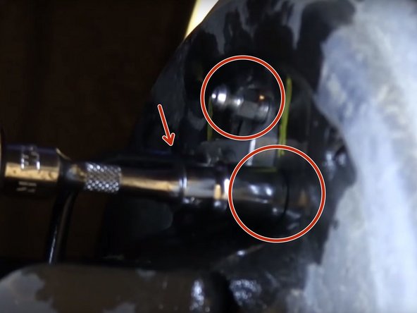 Revisser à la main la durite et les deux boulons retenant le cylindre de roue