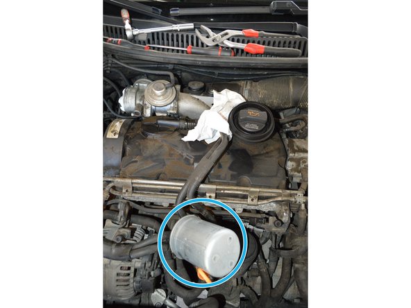 Extraire le filtre à carburant de son logement et le basculer sur le moteur