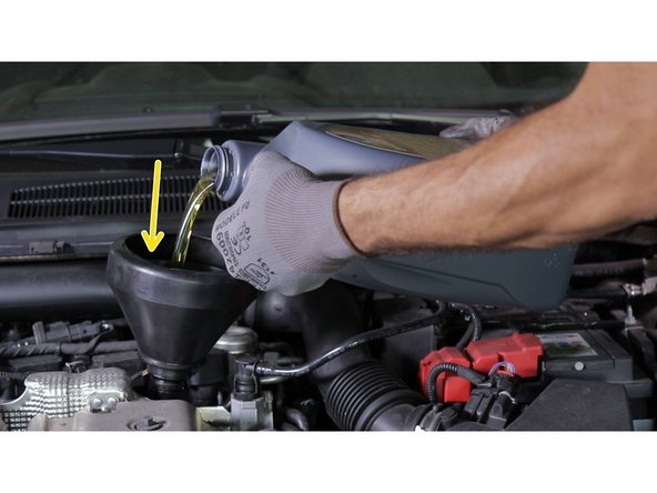 Verser environ 4,5 litres d'huile