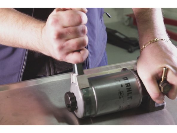 Desserrer le filtre de son support à l'aide de la clé à filtre