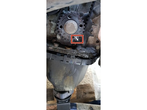 coïncide avec la nervure du bloc moteur (12h).