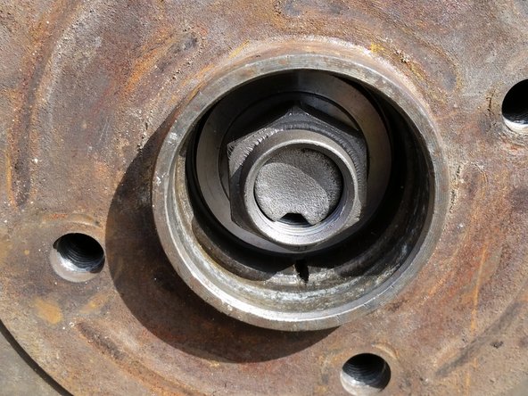 Monter la rondelle et l'écrou de moyeu. L'écrou de moyeu doit être neuf.