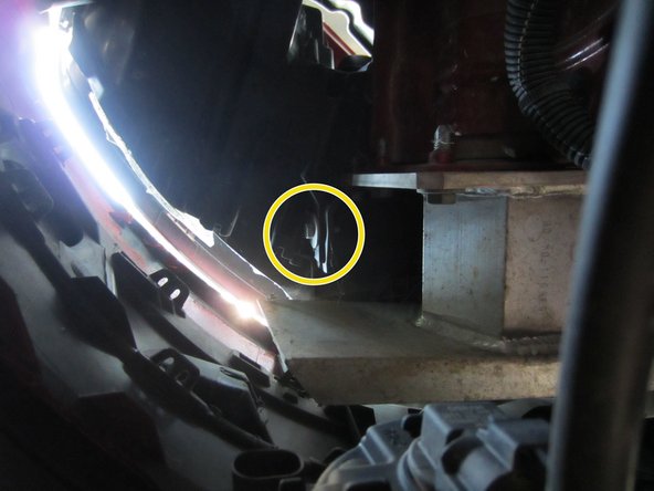 Dévisser la fixation de dessous