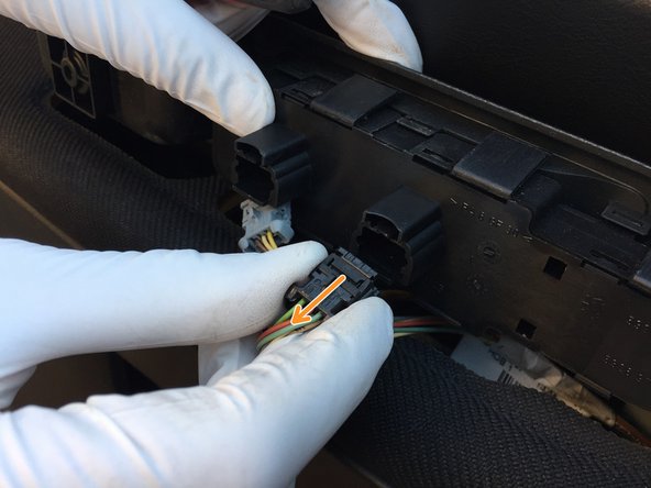 Débrancher le second connecteur de la même manière