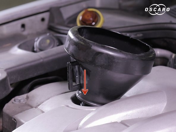 Retirer le bouchon d'huile et placer une entonnoir dans le trou