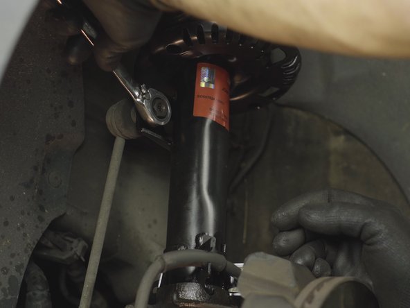 Resserrer l'écrou à l'aide de la clé plate de 16 et l'embout torx T30