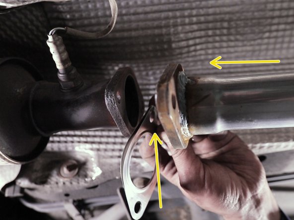 Placer le nouveau joint entre les deux parties de l'échappement