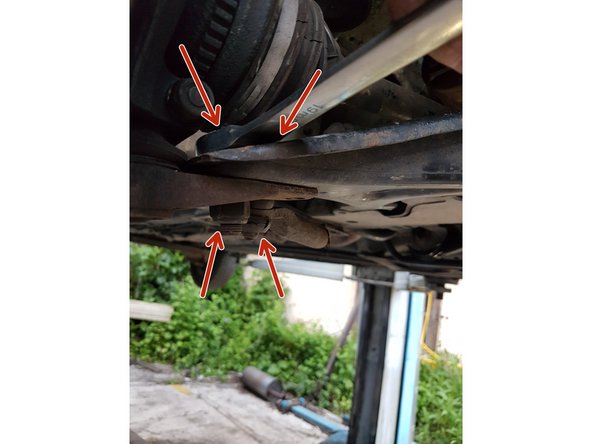 Dévisser les écrous de la rotule (en prenant soins d'en laisser une pas totalement dévissée)