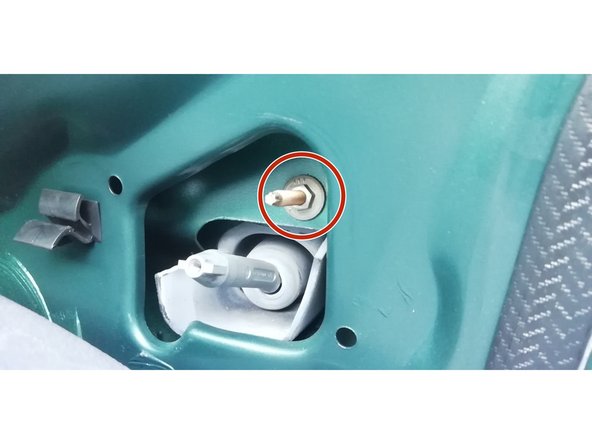 Dévissez l'écrou qui tient le rétroviseur à la caisse.