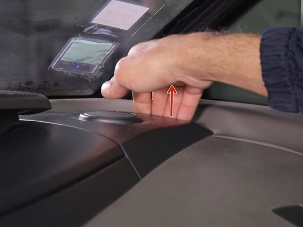 Retirer la grille du tweeter sous le pare brise en tirant vers le haut
