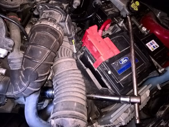 Cette cloche est en matière plastique donc relativement fragile. Un couple de serrage de 25 Nm maxi est indiqué sur celle-ci. Cette valeur est très faible et sera à respecter lors de la repose (serrage manuel sans forcer). On utilise une clé à douille de 27 puis à cliquet pour la dépose.