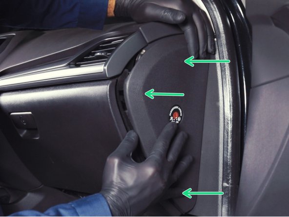 Exercer des pression sur le cache latéral pour l'emboiter