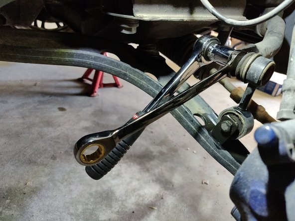 La clé plate empêche la rotation de la rotule et vous permet de dévisser l'écrou