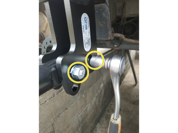 et visser ses boulons de fixation, clé de 19mm (il y a une rondelle Grover côté écrou)