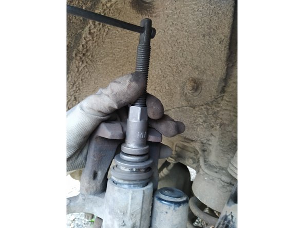 Cette opération peut aussi être réalisée à l'aide d'une pince multi prise et d'un étau.