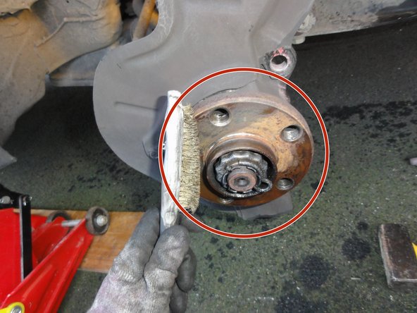 A l'aide d'une brosse métallique nettoyer la portée du disque