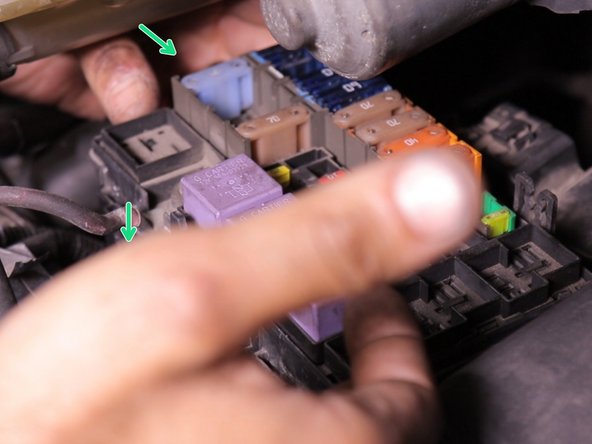 Replacer la boite à fusibles,bien l’insérer dans les encoches