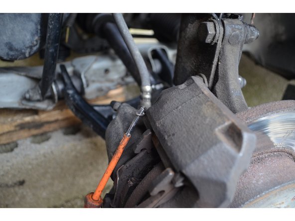 Retirez la petite agrafe à l'aide d'un petit tournevis plat.