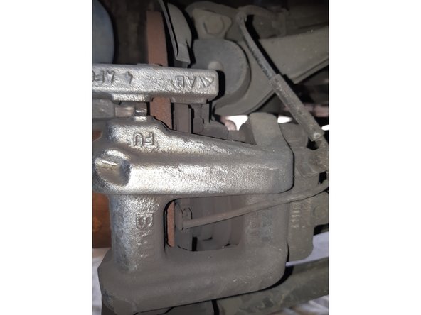 La procédure côté droite est identique excepté le changement du capteur d'usure. Le capteur usé s'enlève lorsque l'on ôte la plaquette côté piston.