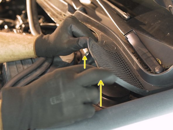 Soulever la grille de protection et retirer le cache