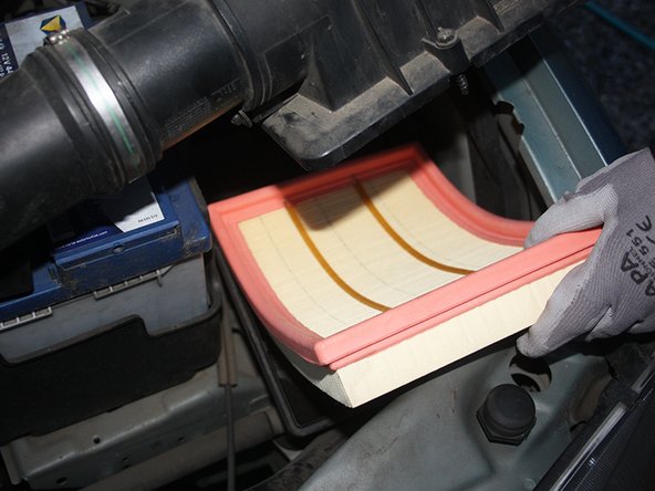 Poser le nouveau filtre à l'intérieur de la boite à air en veillant à bien le positionner.