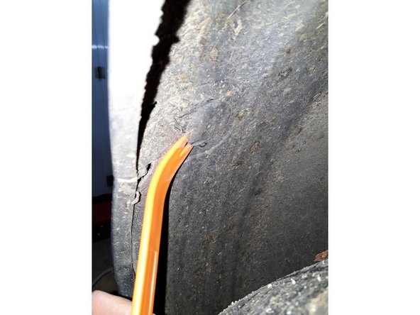 Pour le retirer, utiliser un outil de démontage de garniture, puis tirer sur le clips.