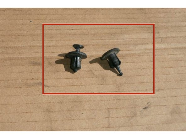 Retirer ensuite les deux vis à l'aide d'une clé à pipe de 10