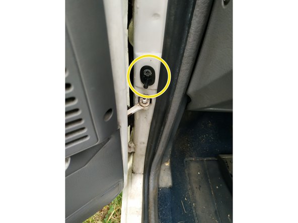 Le contacteur a 2 broches, d'origine il était branché sur celle de droite donc j'ai branché le nouveau à droite également).