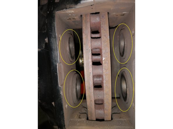 Une fois les pistons repoussés, les plaquettes se retirent sans forcer. En photo, la vue intérieure de votre étrier avec les 4 pistons entourés. Pour retirer les plaquettes, avec votre pince multiprise, attrapez votre plaquette usées par les oeillets, n'hésitez pas à la brusquer de gauche à droite. Généralement la plaquette sort à la main.