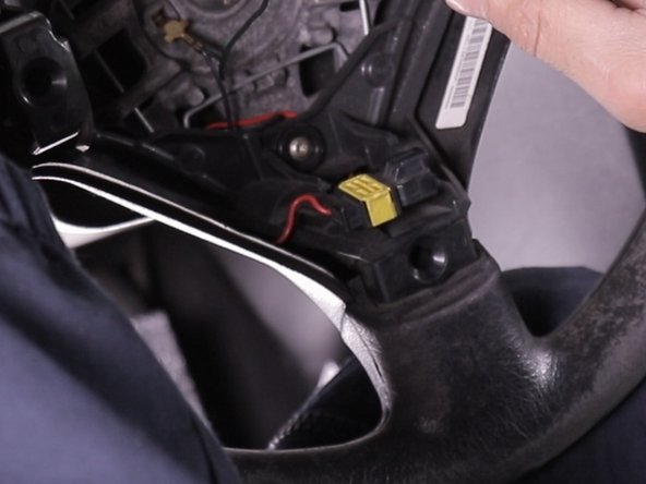 Débrancher le connecteur gris en l'écartant de son emplacement