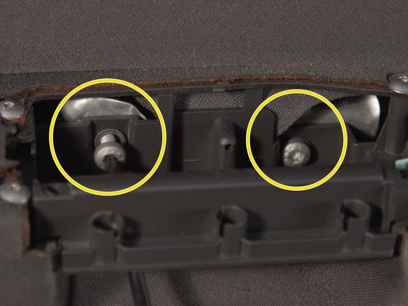 Replacer et revisser les 2 vis de la poignée à l'aide du tournevis Torx 30