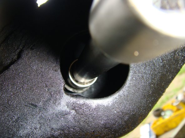 Engager la vis du bas dans le bras et serrer sans bloquer